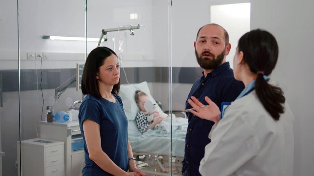 צוות רפואי ומשפחה מתלבטים ליגד מיטת חולה