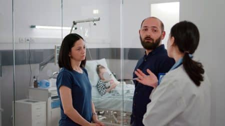 צוות רפואי ומשפחה מתלבטים ליגד מיטת חולה