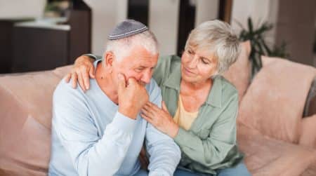 זוג זקנים בסלון מודאגים בגלל דמנציה